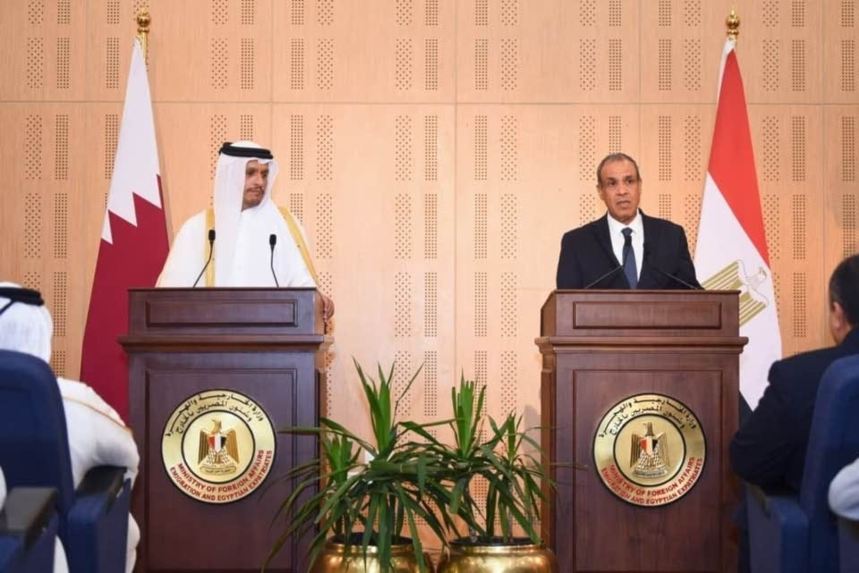 وزير الخارجية المصري بدر عبد العاطي ووزير الخارجية القطري محمد بن عبد الرحمن بن جاسم آل ثاني