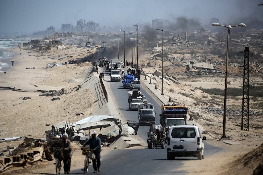 نازحون فلسطينيون يفرون من مدينة غزة باتجاه المناطق الجنوبية من قطاع غزة بسبب توسعة العدوان الإسرائيلي على القطاع، 28 أغسطس/آب 2025 (أ ف ب)