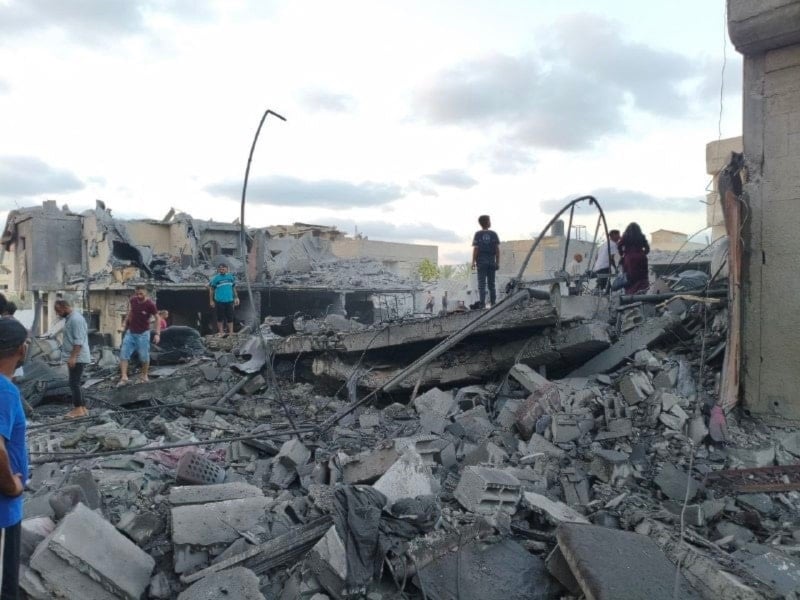 آثار الدمار من جرّاء قصف طيران الاحتلال منزلاً لعائلة 