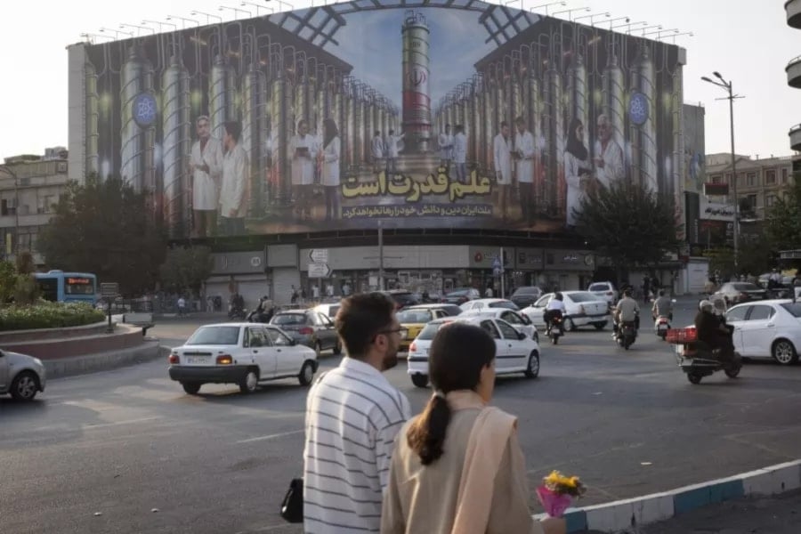 لافتة عن القدرات النووية من شوارع طهران (أ ف ب)