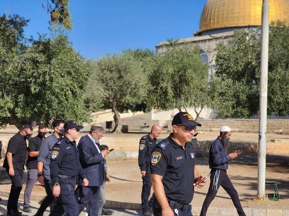 متداول للحظة اقتحام وزير 