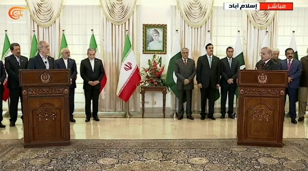 الرئيس الإيراني ورئيس الحكومة الباكستاني خلال المؤتمر الصحافي المشترك عقب لقائهما في إسلام آباد
