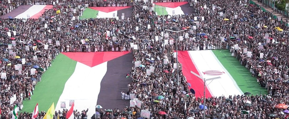 تظاهرات يمنية ترفع العلم الإيراني في ميدان السبعين في صنعاء تضامناً مع طهران خلال الحرب