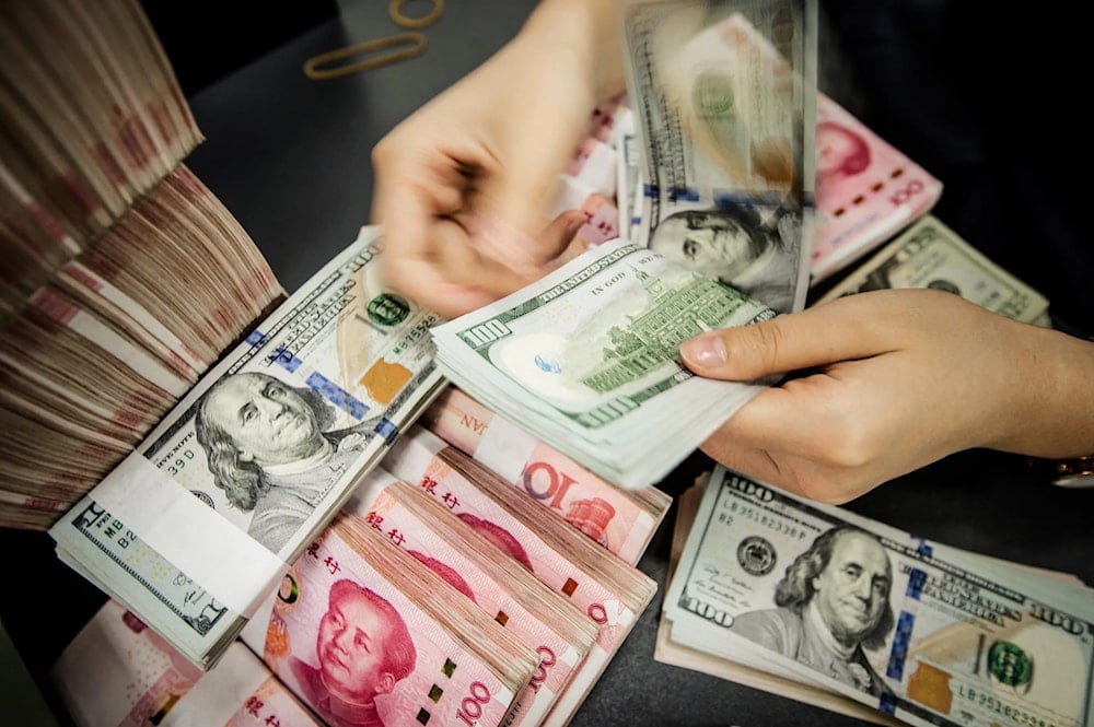الدولار يتراجع أمام سلة عملات واليوان الصيني يبلغ أعلى مستوياته في 10 أشهر