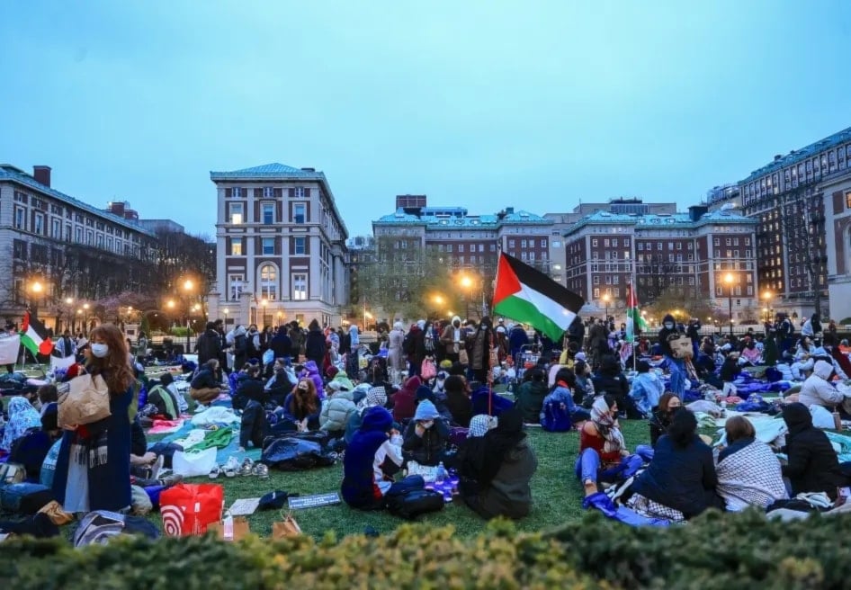 طلاب محتجون مؤيدون للفلسطينيين في مظاهرة في 