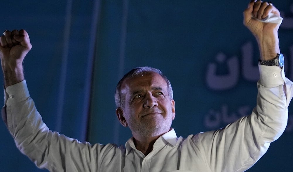 الرئيس الإيراني مسعود بزشكيان يهنئ أبطال الطائرة