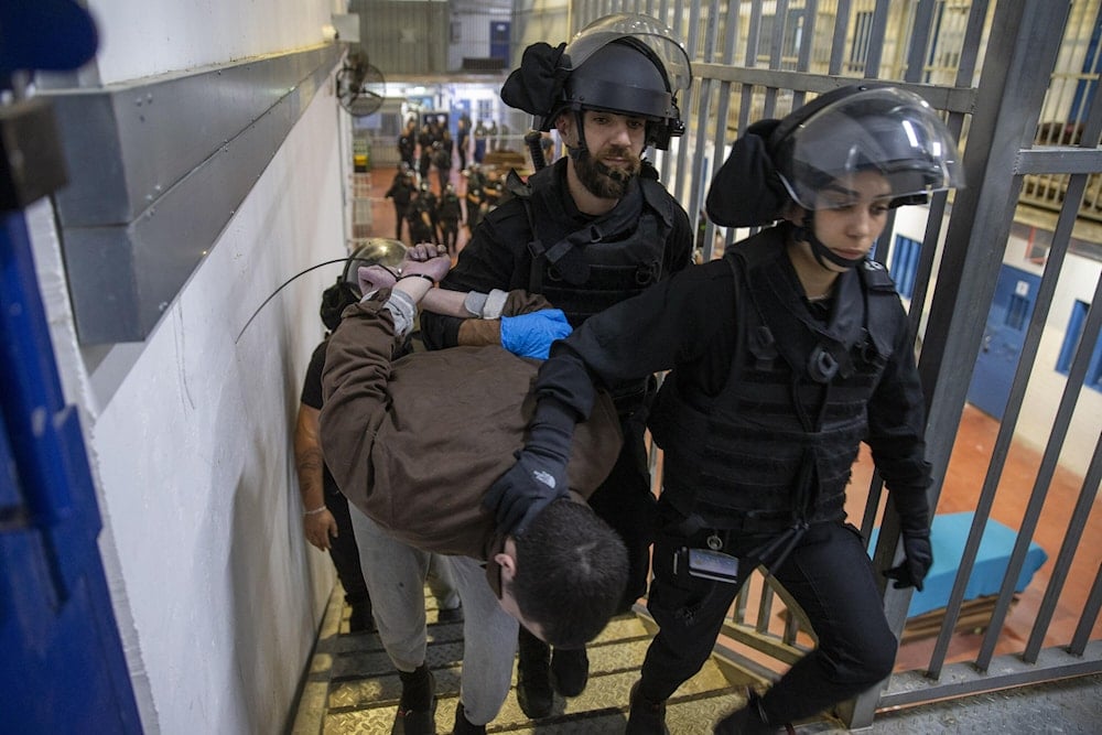 أسرى فلسطينيون يتعرضون لانتهاكات ممنهجة في سجن النقب من قبل الاحتلال (أرشيفية)