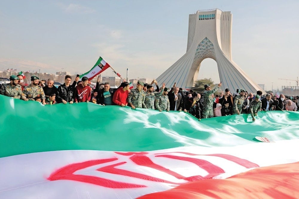 مئات الإيرانيين يتجمّعون أمام برج آزادي ويرفعون العلم الإيراني