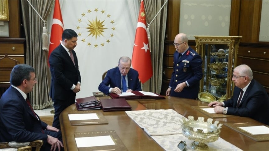 المجلس العسكري الأعلى في تركيا أثناء تعيين رئيس الأركان الجديد (الأناضول)