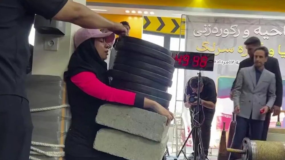 الرياضية فائزة سرلك خلال الحفاظ على وزن 310 كغ على الحائط لحوالى ثلاث دقائق
