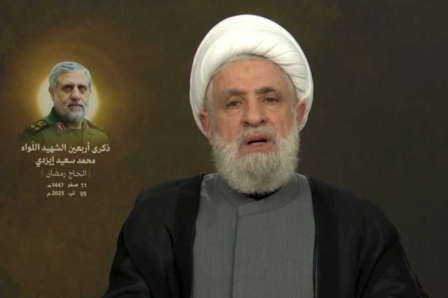 الأمين العام لحزب الله، الشيخ نعيم قاسم، خلال إلقائه كلمةً في مناسبة مرور أربعين يوماً لاستشهاد استشهاد اللواء محمد سعيد ايزدي (الحاج رمضان)