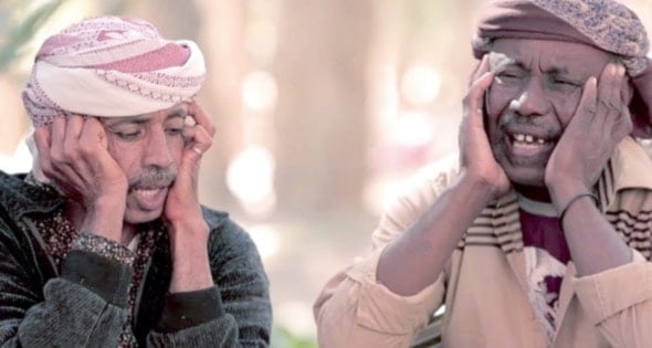 تبدأ جلسة الدان بمغني يهمهم بنغمات 