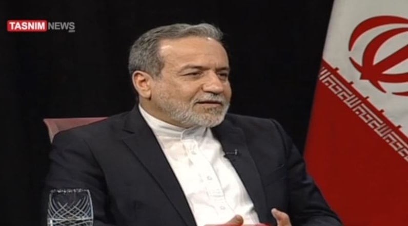 وزير الخارجية الإيراني عباس عراقتشي خلال مقابلته مع التلفزيون الإيراني (وكالة تسنيم)