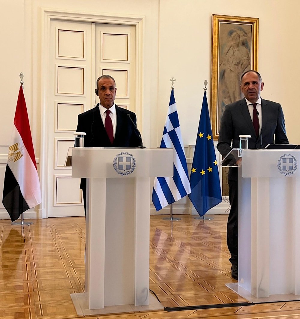 وزير الخارجية والهجرة وشؤون المصريين في الخارج بدر عبد العاطي في مؤتمر صحافي مع وزير خارجية اليونان جورجيوس جيرابيتريتيس في أثينا