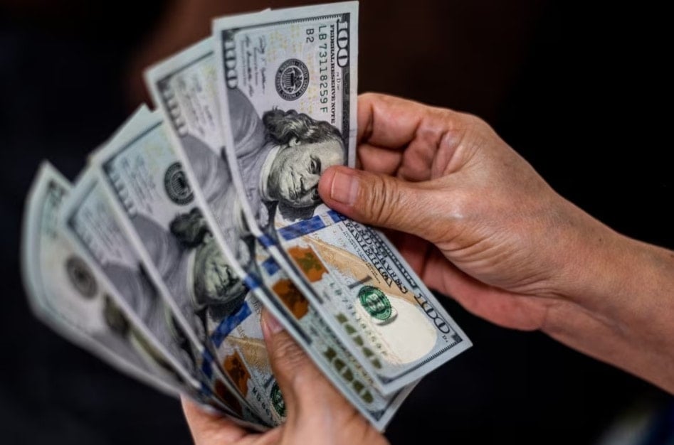 الدولار يواصل التراجع: بيانات ضعيفة وتوقعات بخفض الفائدة