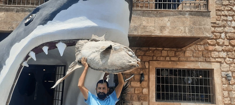 د. جمال يونس يحمل سمكة 