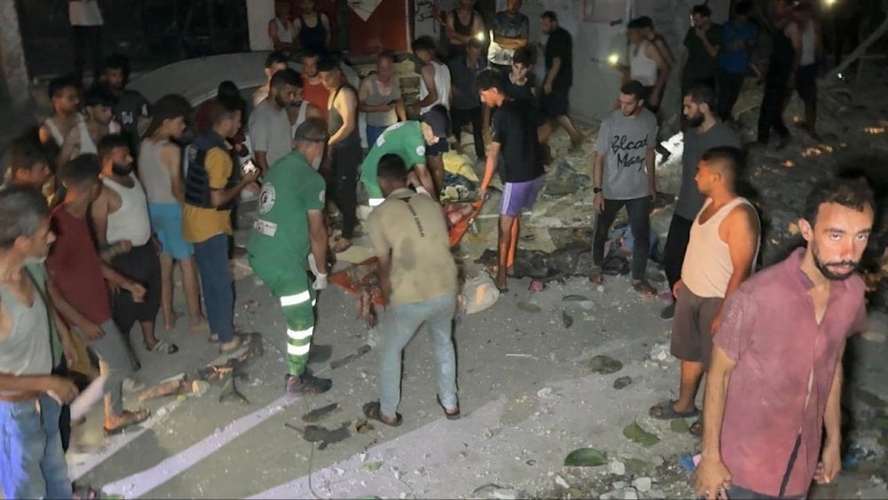 طواقم الإسعاف والطوارئ تنتشل 3 شهداء وعدداً من الجرحى جراء استهداف الاحتلال شقة سكنية في معسكر الشاطئ غرب مدينة غزة 7 آب/أغسطس 2025