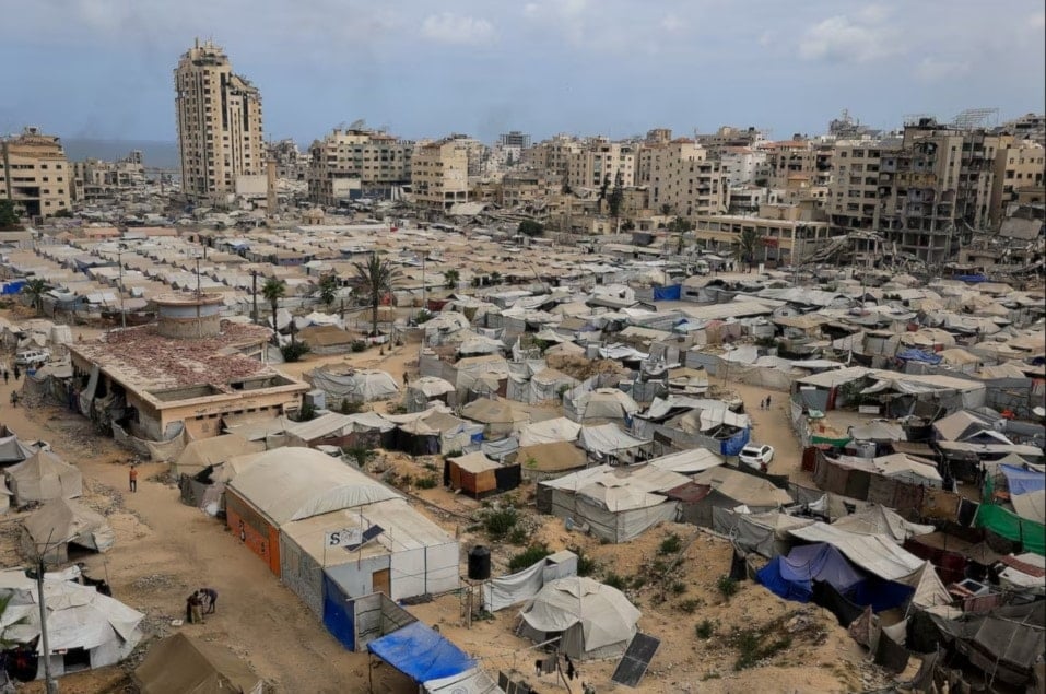 نازحون فلسطينيون داخل مدينة غزة. 1 آب/أغسطس 2025. (رويتر)