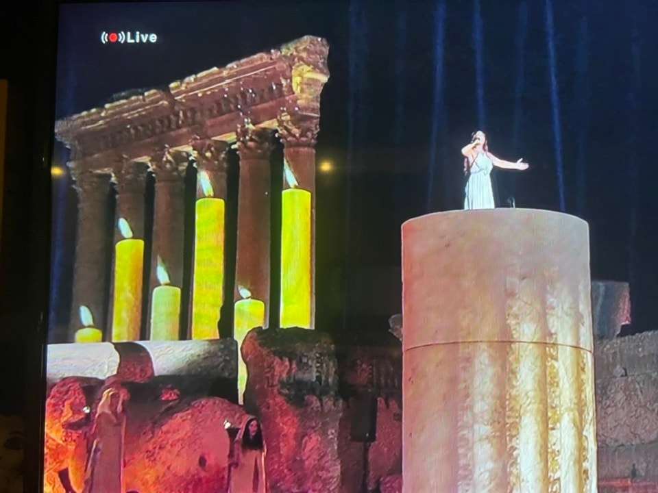 هبة في أعلى مكان على مسرح المعبد