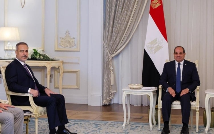 الرئيس المصري، عبد الفتاح السيسي، يلتقي وزير الخارجيةا لتركي، حاكان فيدان، في القاهرة. 9 آب/أغسطس 2025. (وكالات)
