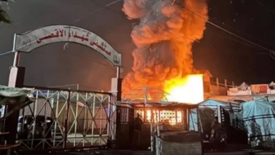 مشهد من استهداف سابق لمستشفى شهداء الأقصى في قطاع غزة (وكالات)