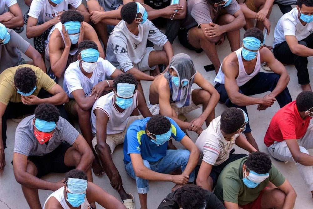 ضحايا مراكز الاحتيال، الذين خُدعوا للعمل في ميانمار، يتجمعون داخل مجمع في حديقة كيه كيه عقب مداهمة نفذتها قوة حرس الحدود الكارينية.