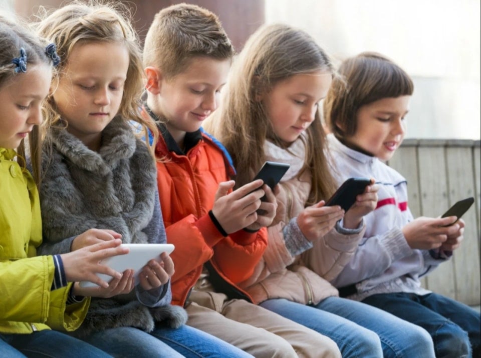الأطفال الذين حصلوا على أول هاتف ذكي في سن مبكرة يبلغون عن مخاطر متزايدة مثل الأفكار الانتحارية والعدوان والانفصال عن الواقع 