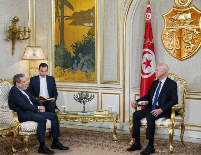 من لقاء رئيس الجمهورية التونسية قيس سعيد ووزير الخارجية الإيراني عباس عراقتشي (وكالات)