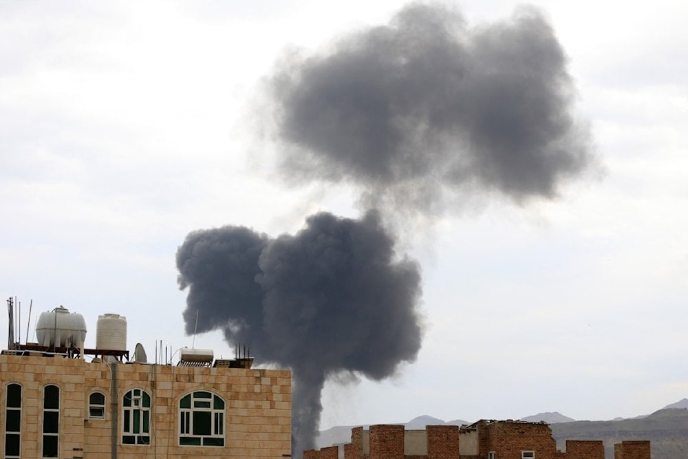 من العدوان الذي شنّه الاحتلال الإسرائيلي على العاصمة اليمنية صنعاء (أ ف ب)