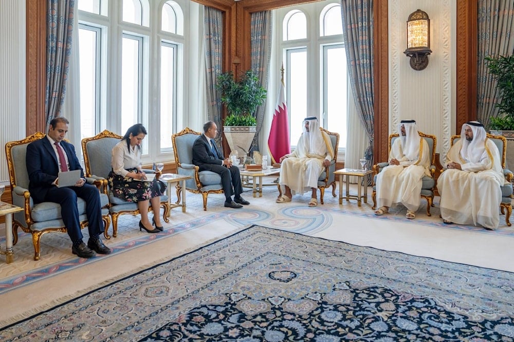 وزير الخارجية المصري بدر عبد العاطي والوفد المرافق يلتقي أمير دولة قطر تميم بن حمد آل ثاني في الدوحة