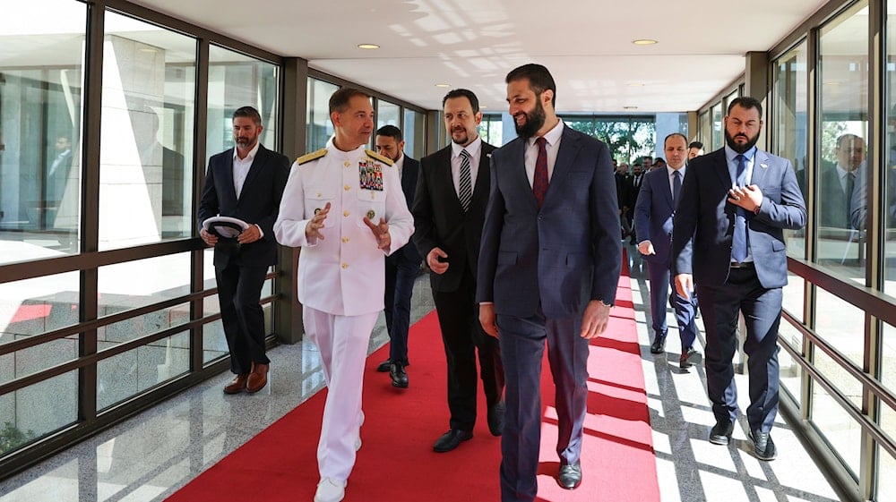 الشرع يستقبل قائد القيادة المركزية الأميركية في دمشق (الرئاسة السورية)