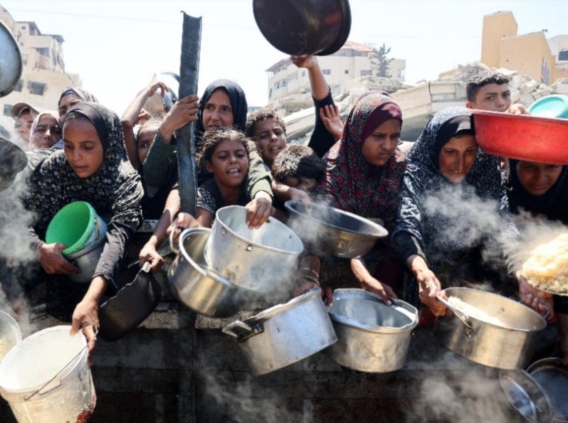 أطفال فلسطينيون في غزة ينتظرون الطعام (أ ف ب)