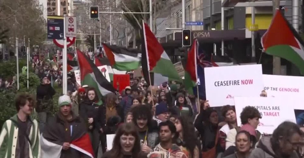 من مسيرة تضامنية مع الشعب الفلسطيني في قطاع غزة، في مدينة أوكلاند، طالبت بوقف الحرب ومعاقبة 