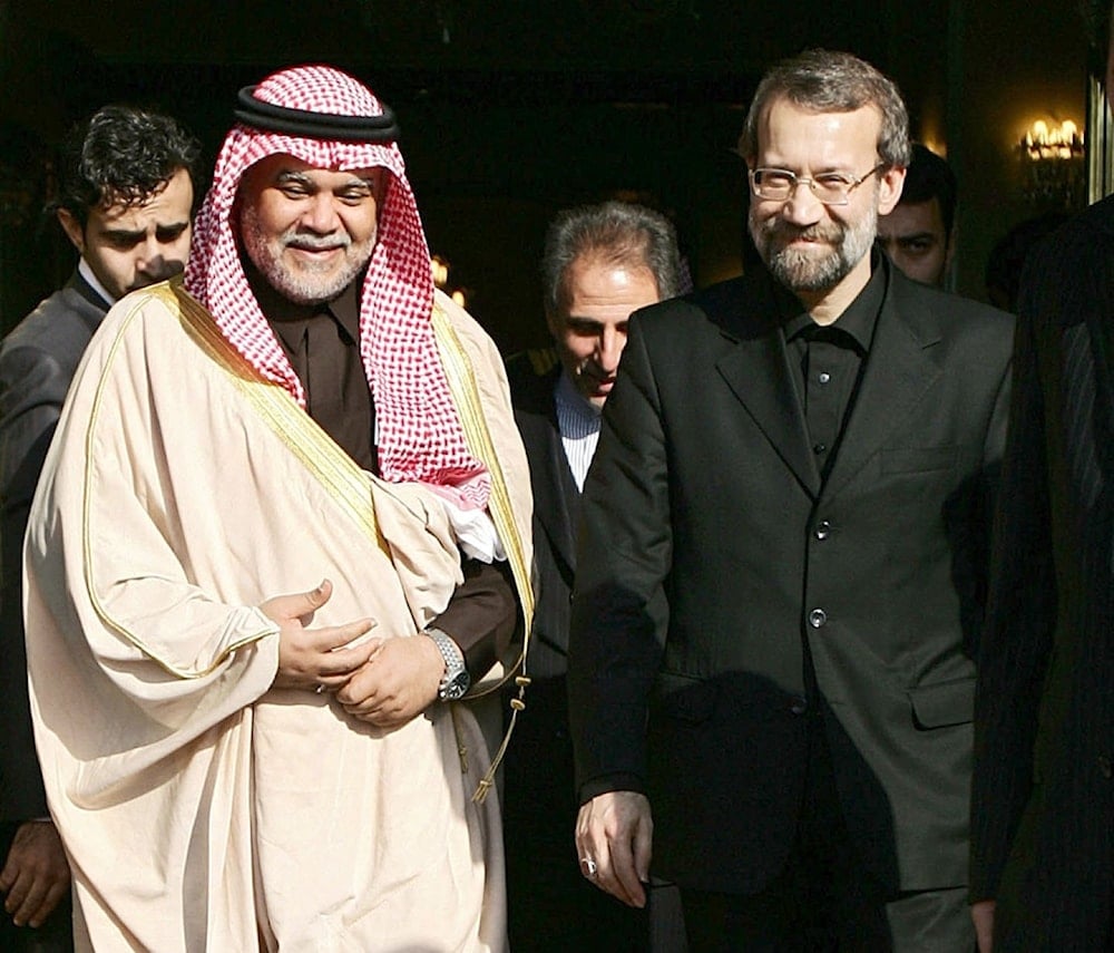 رئيس المجلس الأعلى للأمن القومي الإيراني، علي لاريجاني، ونظيره (سابقاً) السعودي، الأمير بندر بن سلطان بن عبد العزيز آل سعود، بعد اجتماع في طهران، 25 كانون الثاني/يناير2007. (أ. ف. ب)