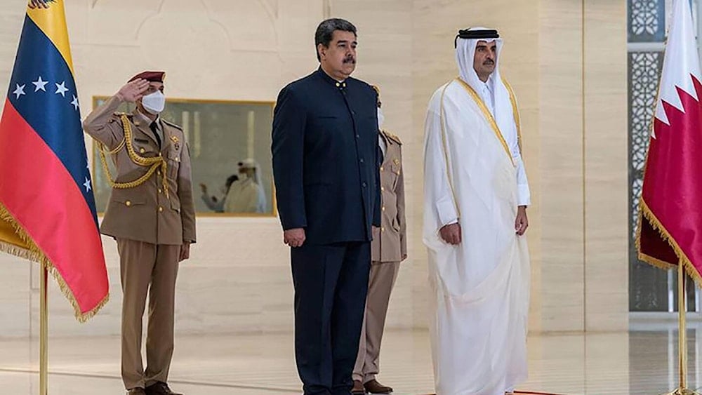 الرئيس الفنزويلي، نيكولاس مادورو وأمير قطر الشيخ تميم بن حمد آل ثاني (أ.ف.ب)
