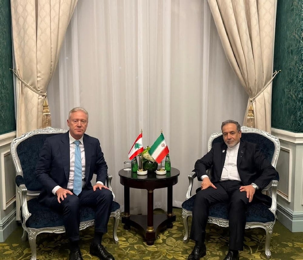 وزير الخارجية الإيراني عباس عراقتشي ونظيره اللبناني يوسف رجي في العاصمة القطرية الدوحة (مواقع إيرانية)