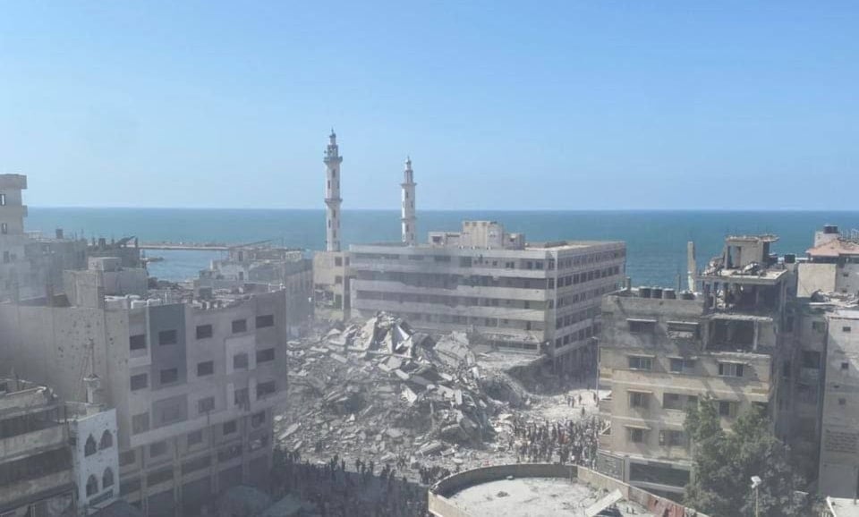 قصف برج الغفري في مدينة غزة والمكوّن من 19 طابقاً ويضم مؤسسات دولية وصحافية