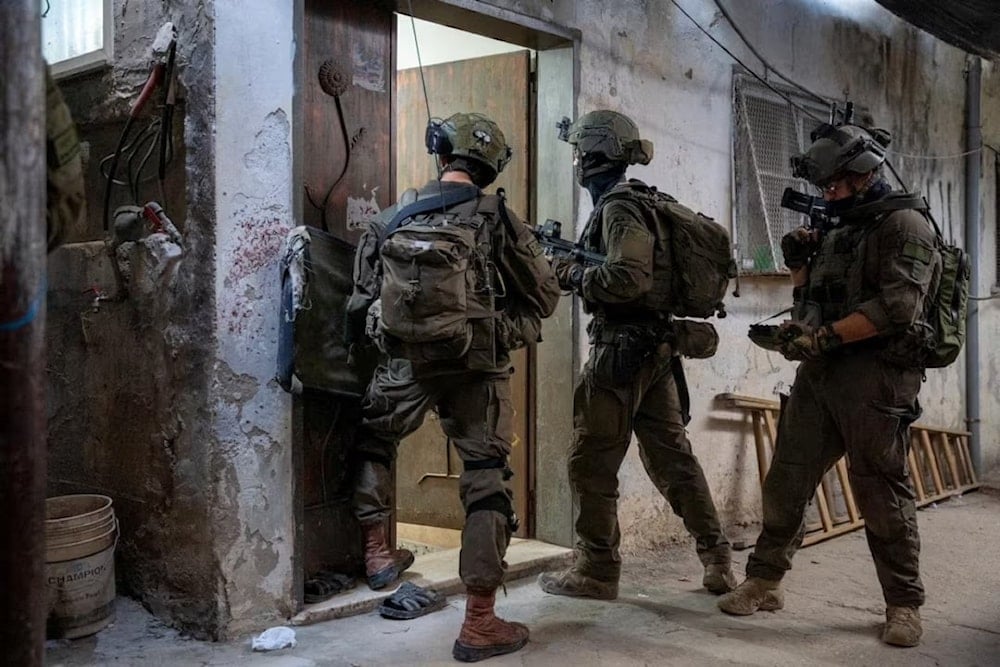 اقتحام قوات الاحتلال الإسرائيلي لمنزل في مدينة رام الله في الضفة الغربية (تواصل اجتماعي)