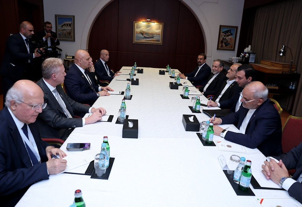 الوفدان الإيراني واللبناني خلال لقائهما على هامش القمة العربية الإسلامية في الدوحة (الرئاسة اللبنانية)