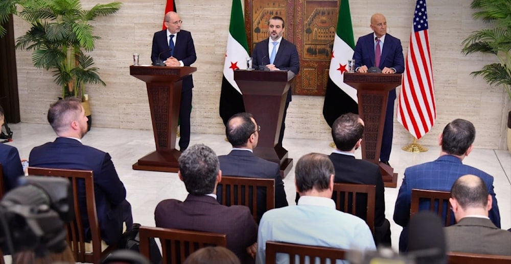 الشيباني والصفدي وبرّاك خلال المؤتمر الصحفي المشترك في دمشق (سانا)