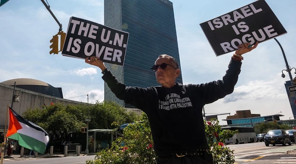 تجمع ناشطون مؤيدون لفلسطين خارج مقر الأمم المتحدة في مدينة نيويورك في 9 أيلول/سبتمبر 2025