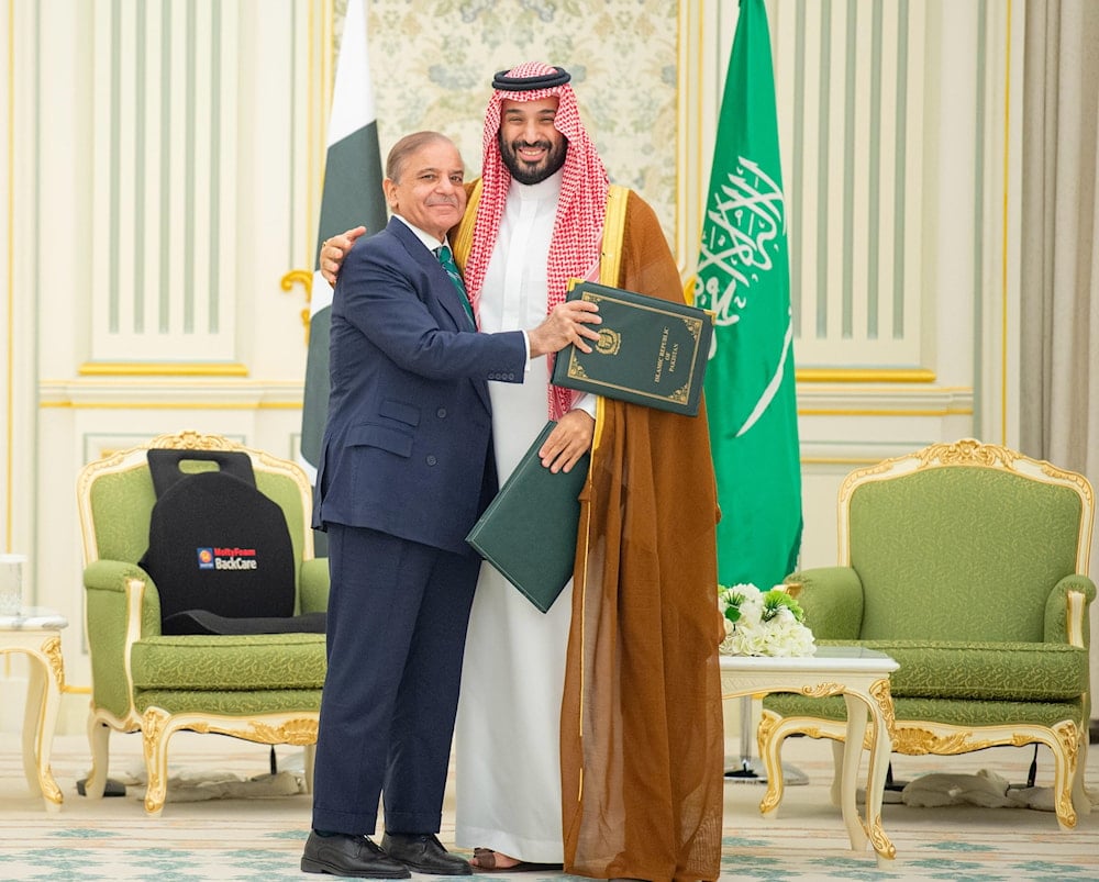 ولي العهد السعودي ورئيس الوزراء الباكستاني بعد توقيع اتفاقية التعاون الدفاعي (واس)