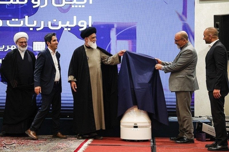 إيران تكشف عن أوّل روبوت محامٍ