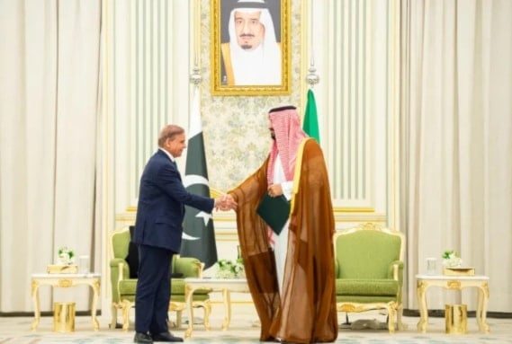 الولي العهد السعودي محمد بن سلمان وشهباز شريف بعد توقيع الاتفاق الدفاعي (رويترز)
