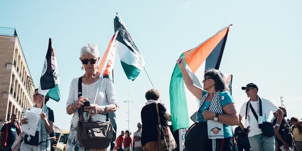 وزارة الداخلية الفرنسية تحذر من رفع العلم الفلسطيني في البلديات (لو موند)