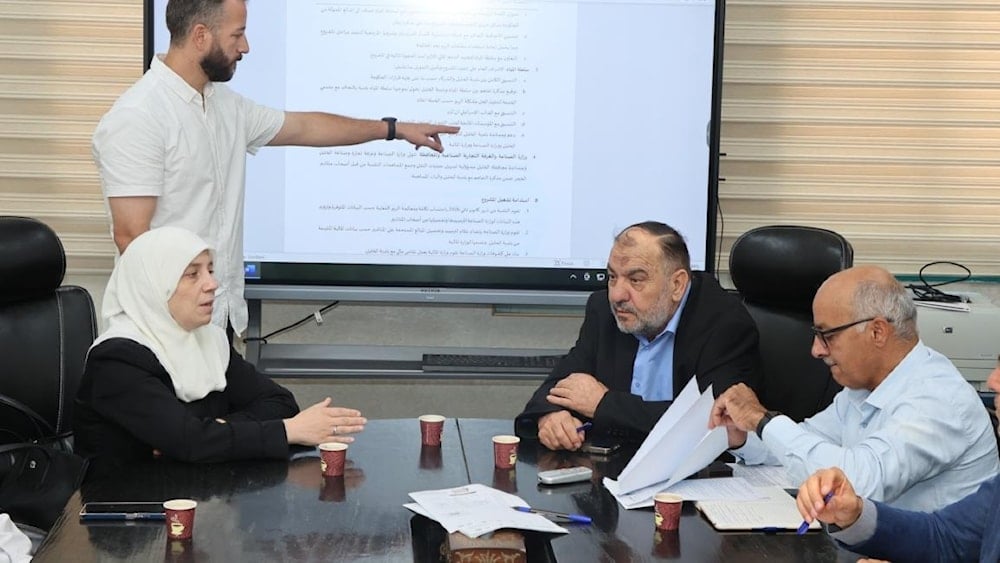 تيسير أبو سنينة خلال ترؤسه اجتماعاً للمجلس البلدي في الخليل - 18 أغسطس 2025 (مواقع التواصل الاجتماعي))
