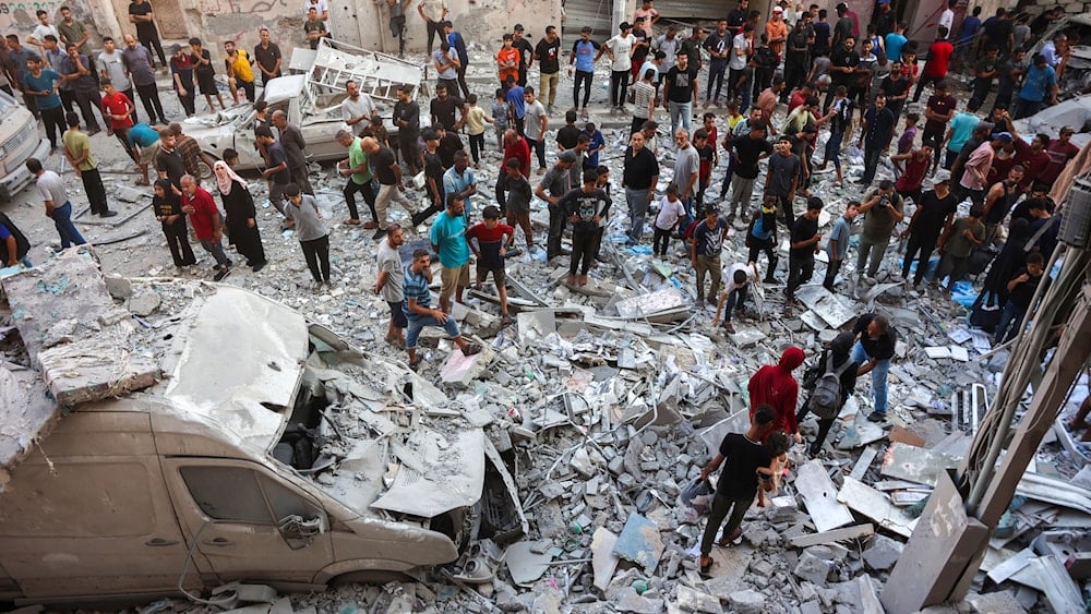 فلسطينيون يبحثون عن ناجين في موقع قصفه الاحتلال الإسرائيلي في حي الرمال في مدينة غزة (أ ف ب)