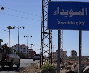 عناصر من الأمن العام السوري يقفون أمام لوحة طرقية كتب عليها السويداء (رويترز) عناصر من الأمن العام السوري يقفون أمام لوحة طرقية كتب عليها السويداء (رويترز)