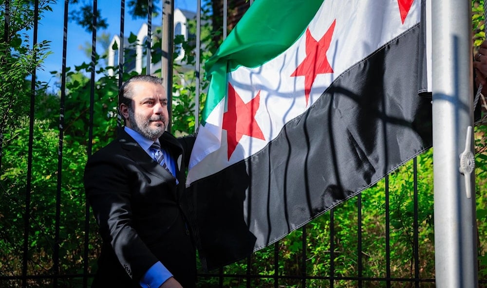 وزير الخارجية والمغتربين السوري أسعد الشيباني يرفع علم سوريا فوق مبنى سفارة بلاده في العاصمة الأميركية واشنطن (وكالات)