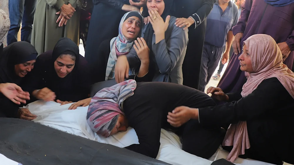 عشرات الشهداء في قطاع غزة منذ فجر اليوم جراء غارات الاحتلال المتواصلة على مختلف المناطق (رويترز)